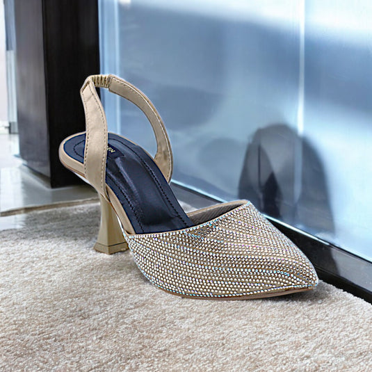 Elegant Swiss 3P gold sandals with a pointed toe design, perfect for versatile wear.